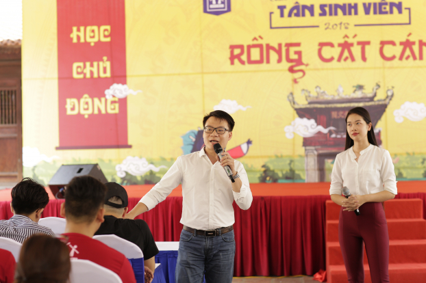   Thầy Vũ Khắc Ngọc, diễn giả Vũ Quỳnh Trang cùng giao lưu với tân sinh viên 2018.  