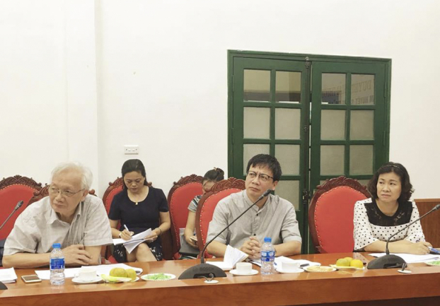   Bà Trần Thị Thu Hà cùng Hội đồng chuyên môn xét Giải thưởng (ngoài cùng bên phải)  