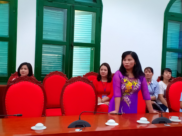   Cô Đào Thị Lợi, Trường Mầm non Vân Nam (Phúc Thọ) trình bày báo cáo về mô hình trường hiện đại trước Hội đồng  