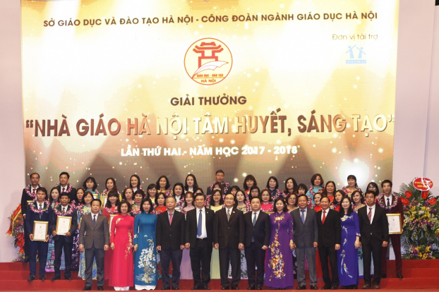  Ủy viên Bộ Chính trị, Bí thư Thành ủy Hà Nội Hoàng Trung Hải chụp ảnh lưu niệm cùng các nhà giáo Tiêu biểu nhận giải thưởng.  