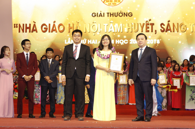   Tiến sĩ Chử Xuán Dũng GĐ Sở GD-ĐT HN cùng Tổng giám đốc Hệ thống Giáo dục HOCMAI trao giải thưởng cho các nhà giáo Hà Nội.  