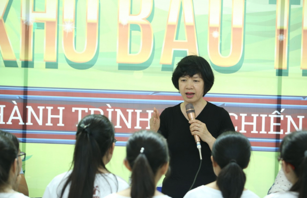   Cô Trịnh Thu Tuyết tư vấn học tập cho học sinh THPT tại một sự kiện.  