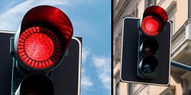 Đèn đỏ tích hợp tính năng báo đèn xanh, khi nào vòng đen bên ngoài sậm màu lại hết thì  đèn chuyển sang xanh