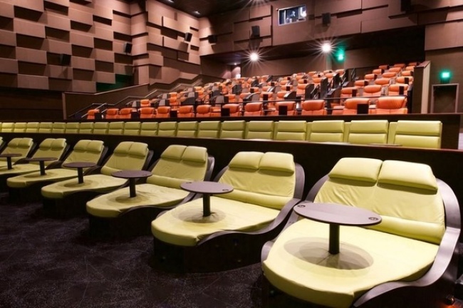 Ghế bành thoải mái cho hai người trong một rạp chiếu phim