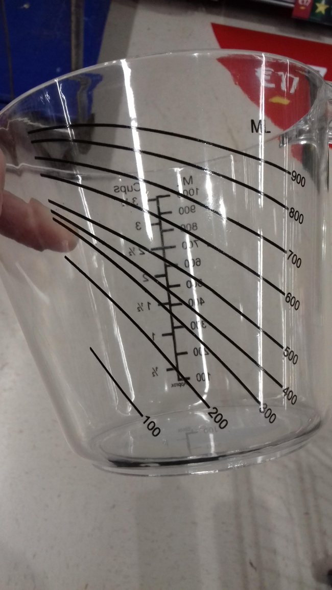 Một ly đo với các định lượng giúp bạn điều hướng khi đong sữa
