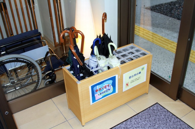 Ở Nhật Bản, tại các điểm công cộng có rất nhiều ô dùng miễn phí, bạn có thể sử dụng sau đó để nó lại ở các điểm khác nhau 