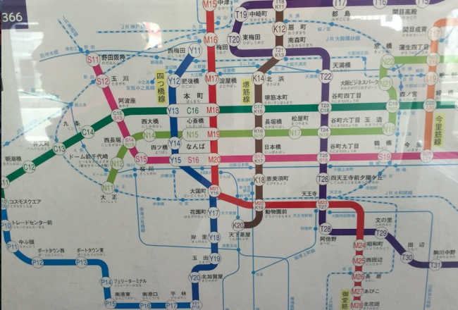 Bản đồ hệ thống tàu điện ở Nhật Bản chỉ dẫn bằng màu sắc và có đánh số thứ tự rõ ràng giúp khách du lịch dễ dàng di chuyển dù không biết tiếng
