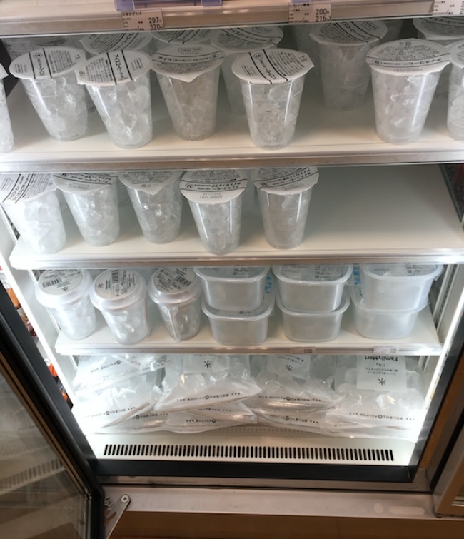 Tại Nhật Bản, người ta thường bán sẵn cốc có chứa đá lạnh, thật tiện cho những ai muốn uống đồ uống lạnh