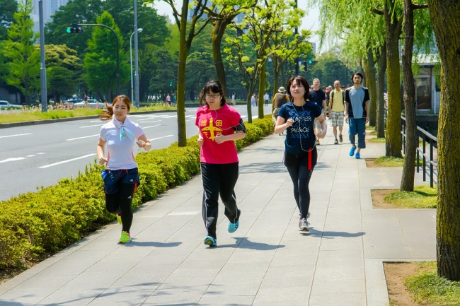 Việc luyện tập thể dục thể thao thực sự được nhiều người Nhật coi trọng. Sau khi tan ca làm mệt mỏi, bất kì ai cũng có thể thay quần áo, cất chúng vào ngăn tủ được chuẩn bị sẵn và chạy bộ tại công viên như thế này