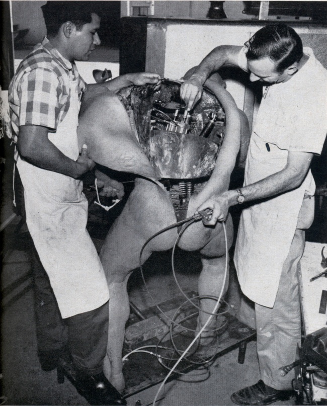 Một hình ảnh từ Khoa học phổ biến mô tả các công nhân tại Walt Disney Studios xây dựng một thượng cổ tự động cho Hội chợ Thế giới năm 1964 của New York
