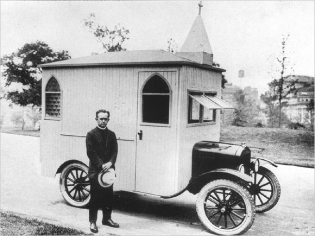 Một nhà thờ di động dựa trên Ford T với một linh mục lái xe, Hoa Kỳ năm 1922