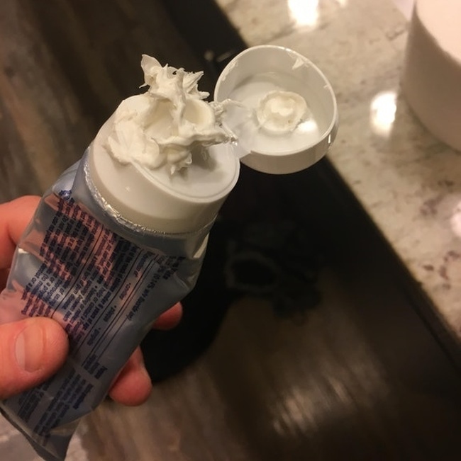 Tuýp kem đánh răng của bạn gái tôi