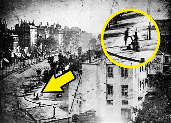 Bức hình này được chụp bởi Louis Daguerre và một buổi sáng mùa xuân. Bức ảnh ghi lại con phố với sự xuất hiện của người đàn ông và cậu bé đánh giày