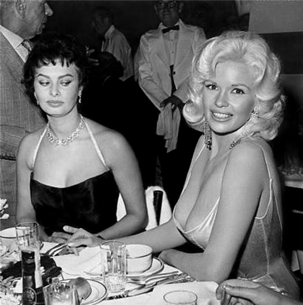 Cuộc chiến ngầm giữa hai đại minh tinh này được chú ý rất lớn trong thời đó. Đây là lời chia sẻ của Sophia Loren sau bữa tiệc trong hình : “Paramount hân hạnh tổ chức một bữa tiệc để chúc mừng tôi, ai cũng tới ngoại trừ cô ta. Nhưng không ngờ cô ta lại quyết định tới trễ hơn để gây sự chú ý của mọi người trong phòng. Vẻ mặt của tôi ư? Khi đó tôi đang sợ là ''cặp bưởi'' của cô ả sẽ trồi ra và rớt lên dĩa tôi mất.”