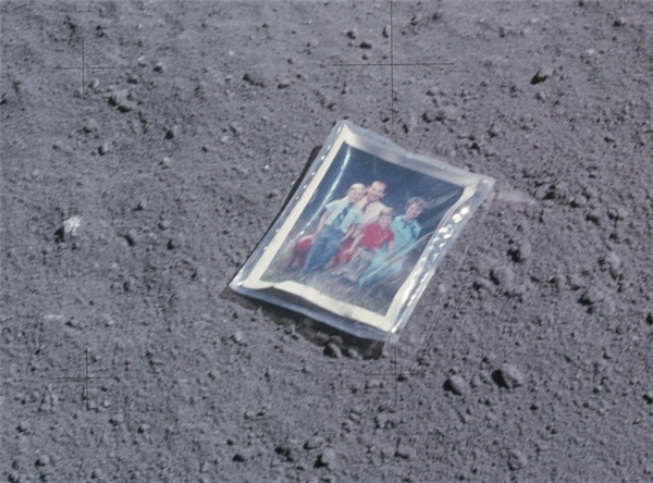 Du hành gia Charles Duke đã để lại bức hình chụp gia đình mình trên bề mặt Mặt Trăng như một dấu ấn của mình cho chuyến du hành huyền thoại Apollo 16. Không biết số phận bức ảnh đó bây giờ thế nào?