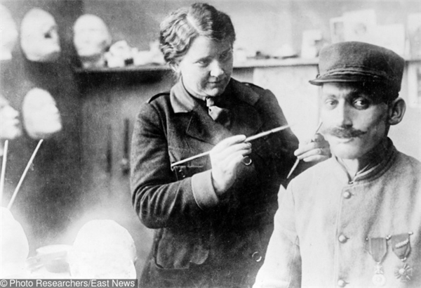Trong hình là bác sĩ Anna Coleman Watts đang phẫu thuật thẫm mĩ khuôn mặt cho một người thương binh. Lúc đó, thẩm mĩ chưa phát triển, nó thường chỉ dùng trong điều trị và tái tạo vết thương cho binh lính