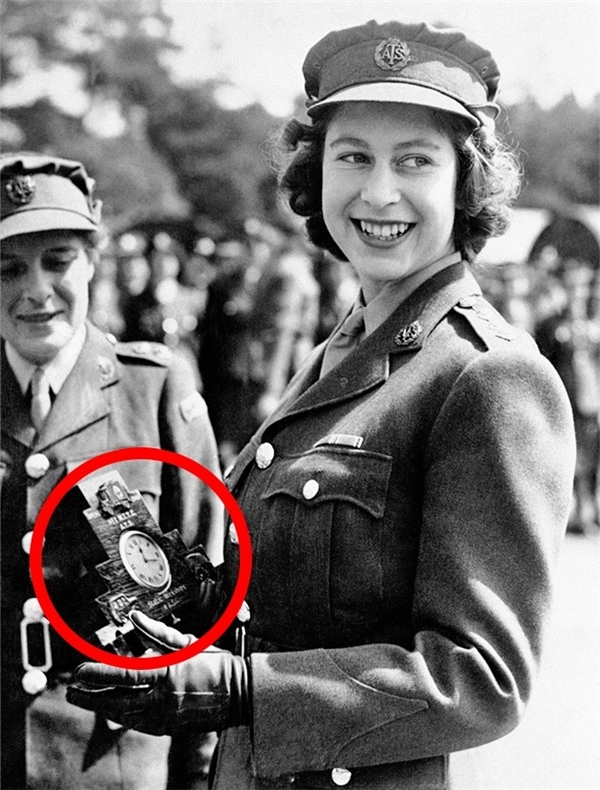 Bức ảnh ghi lại hình ảnh cô gái trẻ phục vụ trong quân đội năm 1946, chiếc đồng hồ trên tay là do được một người bạn tặng. Không ai ngờ, cô gái này sau này sẽ trở thành hoàng Elizabeth đệ Nhị. Chiếc đồng hồ nổi tiếng của nữ hoàng cũng chính là chiếc đồng hồ này