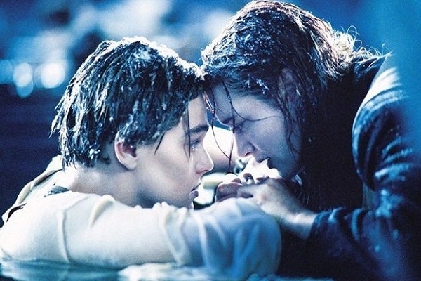 Cảnh cuối cùng trong bộ phim Titanic, Jack đã phải ngâm mình trong nước lạnh để giữ thăng bằng cho Rose ở trên tấm ván. Nhiều người cho rằng, tại sao đạo diễn không để cho Jack lên tấm ván và có thể sống sót? Tuy nhiên, đạo diễn James Cameron thừa nhận ông để Jack 