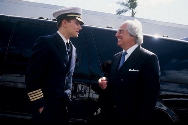 Trong phim Catch me if you can, vị cảnh sát bắt giữ Frank Abagnale Jr chính là Frank Abagnale Jr thật ngoài đời