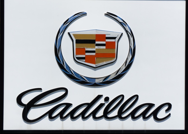 Người sáng lập Cadillac, Henry M. Leeland, đã đặt tên cho công ty của mình giống với tổ tiên của mình, nhà thám hiểm người Pháp Antoine Laumet de La Mothe, Sieur de Cadillac