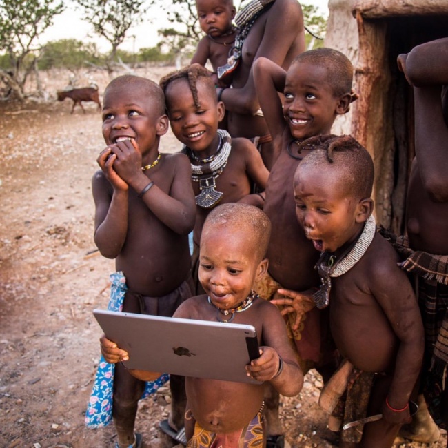Những đứa trẻ ở châu Phi lần đầu tiên nhìn thấy máy tính bảng