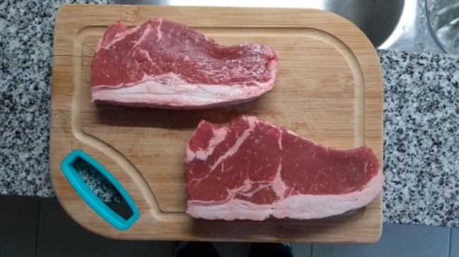 Một đôi giày với màu sắc của thịt