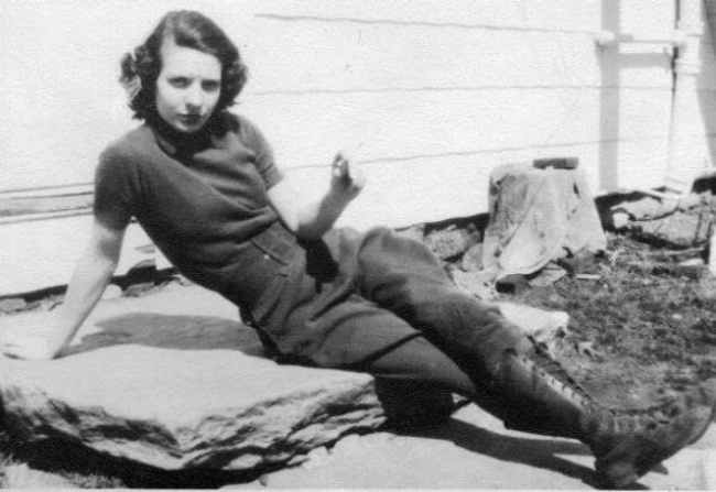 Bà của tôi khi ở nông trại, bà hút thuốc, mặc quần tây và sống rất tự do năm 1938