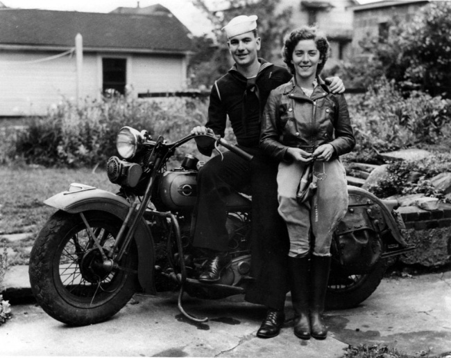 Ông bà tôi và chiếc xe máy siêu ngầu của họ năm 1950