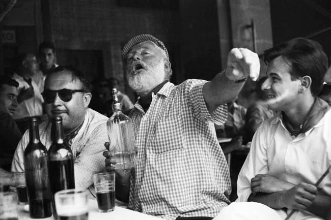 Ernest Hemingway đang uống rượu