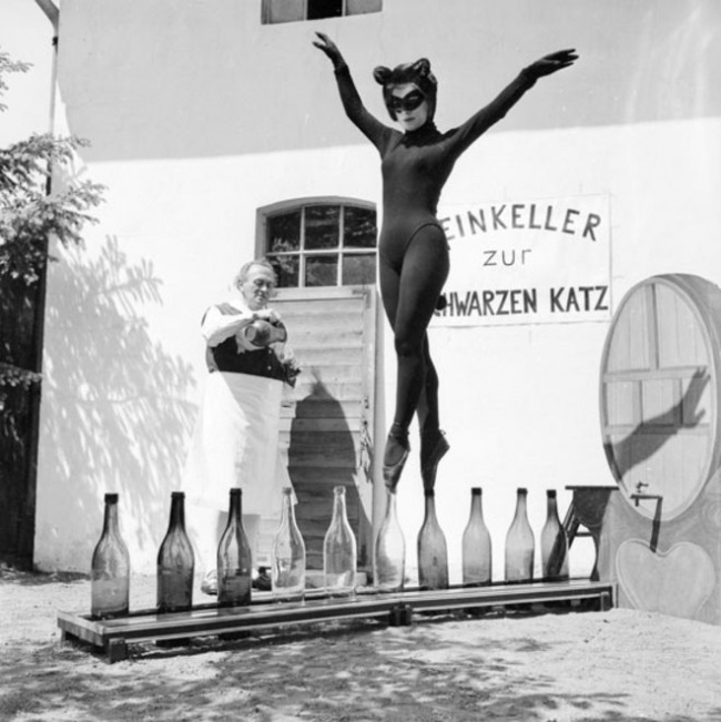 Bianca 17 tuổi nhảy múa trên chai rượu vang trong trang phục mèo, Hamburg, 1958