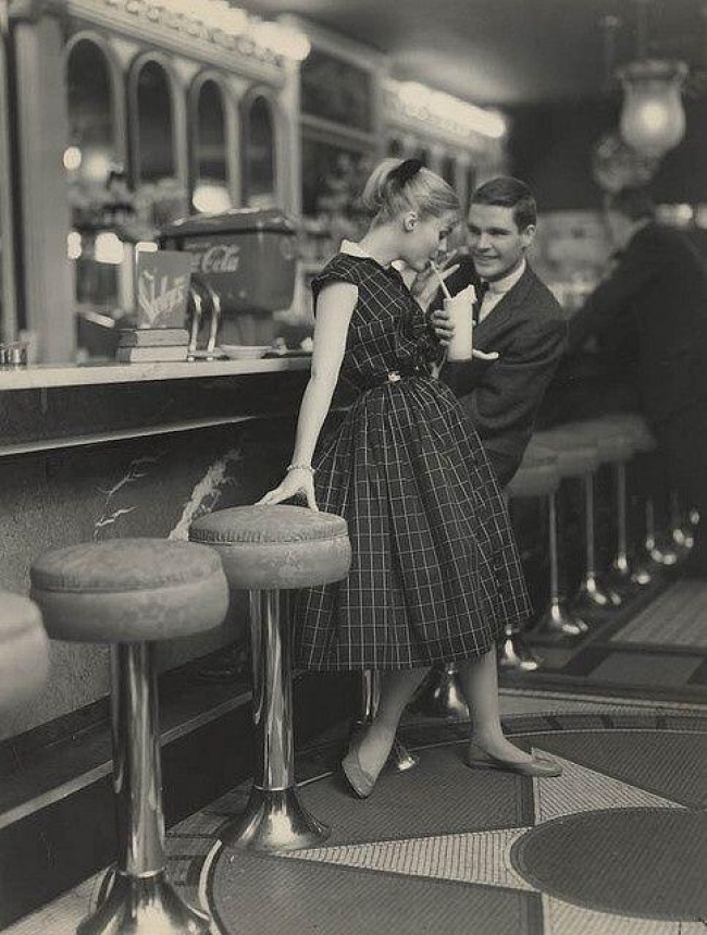 Một đôi nam nữ hẹn hò năm 1950