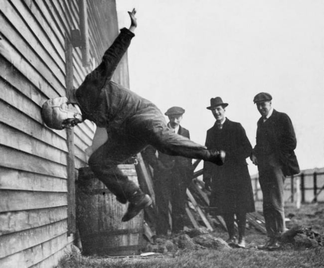 Thử mũ bảo hiểm năm 1912
