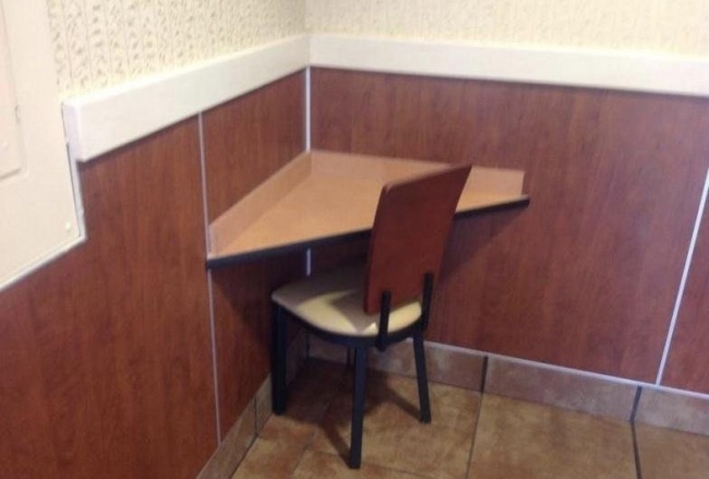 Cái ghế này có vẻ thích hợp với cái bàn