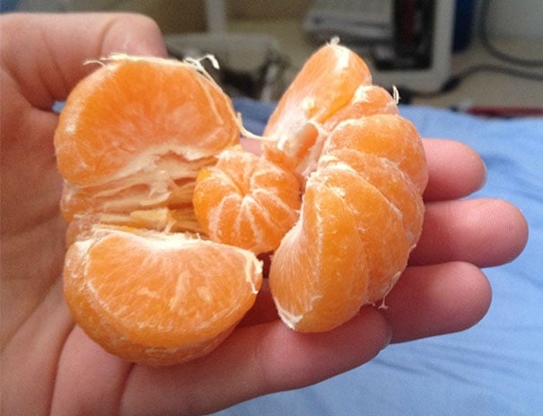 Một quả cam nhỏ bên trong quả cam lớn