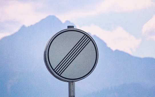 Bạn đã bao giờ nhìn thấy biển báo này chưa? Nếu bạn tình cờ lái xe trên  Autobahns của Đức , bạn cần phải biết nó có nghĩa là gì: không giới hạn tốc độ nào. Bạn có thể đi với tốc độ nào tùy ý bạn. 