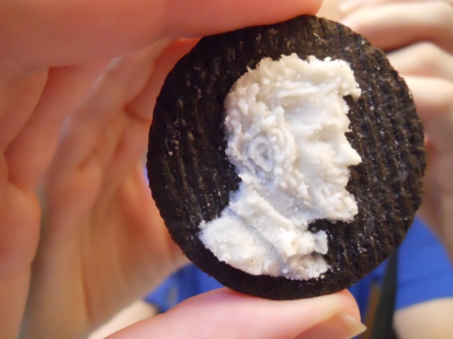 Mặt Tổng thống Abraham Lincoln chạm khắc trên một Oreo. Bởi vì cả thế giới là một bức tranh cho tài năng thực sự