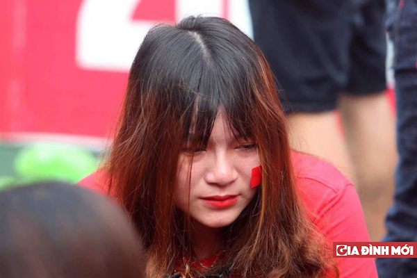 Fan nữ rơi nước mắt sau thất bại loạt luân lưu của Olympic Việt Nam 1