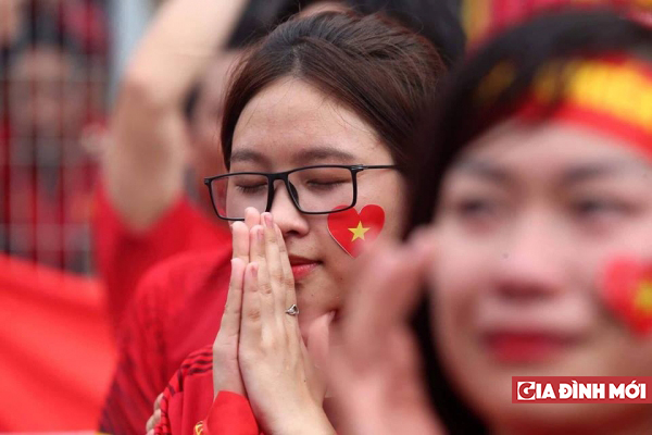 Fan nữ rơi nước mắt sau thất bại loạt luân lưu của Olympic Việt Nam 2