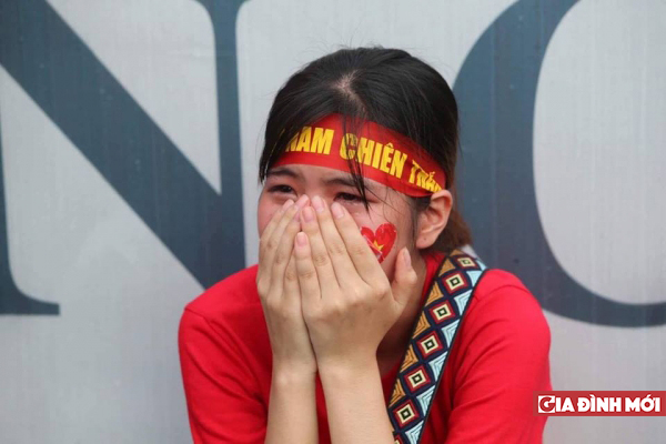 Fan nữ rơi nước mắt sau thất bại loạt luân lưu của Olympic Việt Nam 3