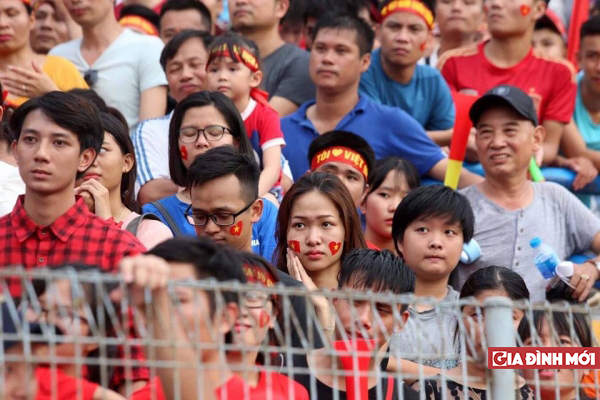 Fan nữ rơi nước mắt sau thất bại loạt luân lưu của Olympic Việt Nam 4