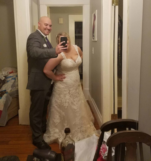   Yêu cầu chồng tôi chụp ảnh chúng tôi trong đêm tân hôn của chúng tôi. Đây là bức ảnh duy nhất của anh ấy  