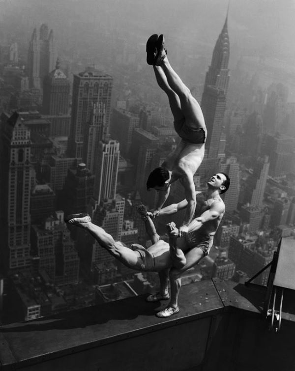   Cân bằng nhào lộn trên đỉnh tòa nhà Empire State, 1934. Bức ảnh này cho thấy các nhào lộn Jarley Smith, Jewell Waddek, và Jimmy Kerrigan thực hiện một hành động cân bằng liều mạng trên một mỏm đá của Tòa nhà Empire State ở Manhattan vào ngày 21 tháng 8 năm 1934.  