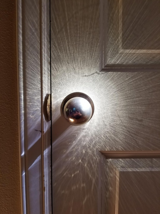   Cách ánh sáng mặt trời chạm vào nắm cửa này  
