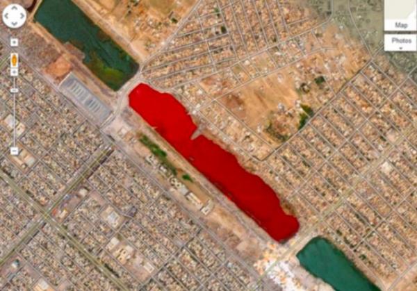   Màu đỏ bạn nhìn thấy trong hình vẽ này chính là màu của máu tại thành phố Sadr, Iraq từng dấy lên nhiều câu hỏi từ dư luận. Một số người còn cho rằng vì có một lò mổ ở gần đấy dẫn đến việc nước bị đổi màu.  