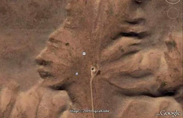   Đây là ảnh chụp một vùng đất hoàn toàn tự nhiên, người ta cho rằng nó giống hình mặt người Ai Cập cổ đại.  