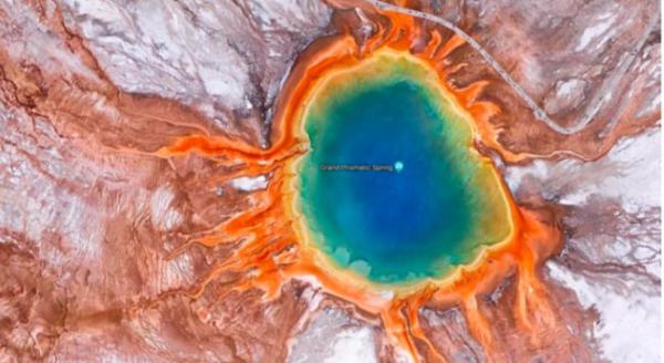   Đây là suối nước nóng bảy màu lớn nhất của Mỹ với tên gọi The Grand Prismatic Spring.  