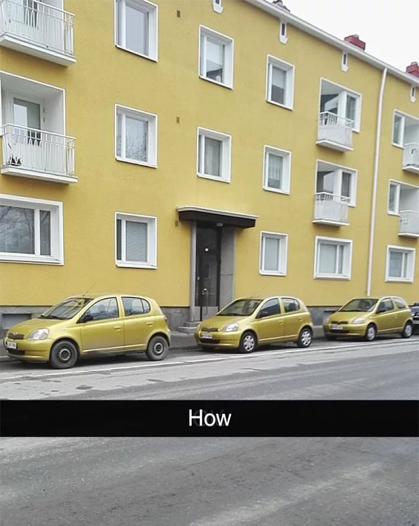   3 chiếc xe cùng màu, đỗ dưới tòa nhà có màu tương tự  