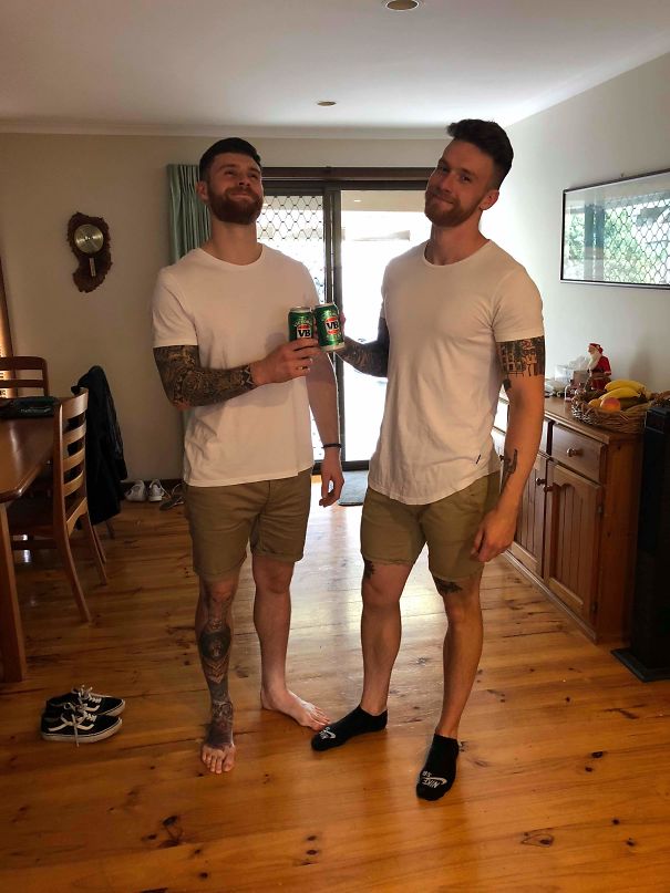   Hai anh em tôi gặp lại nhau, tình cờ với một bộ đồ giống hệt nhau  