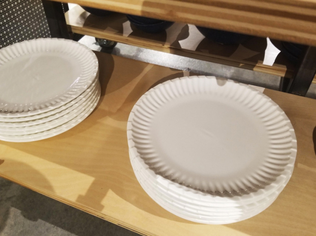   Những chiếc đĩa gốm được thiết kế giống hệt đĩa giấy ăn một lần  
