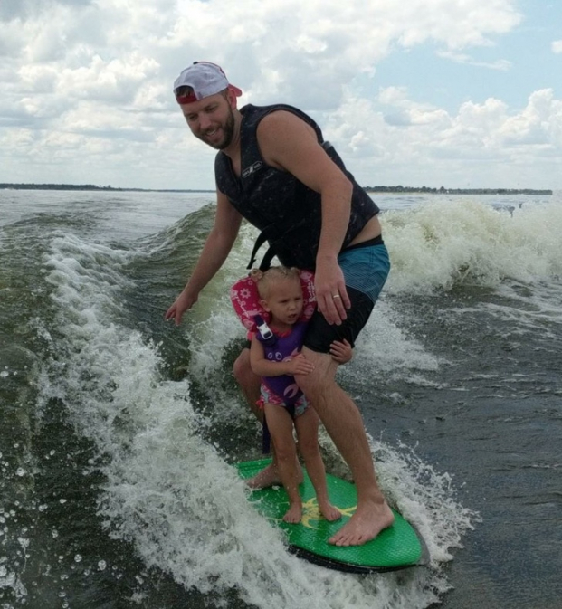   Ông bố và con gái 2 tuổi đi lướt ván  
